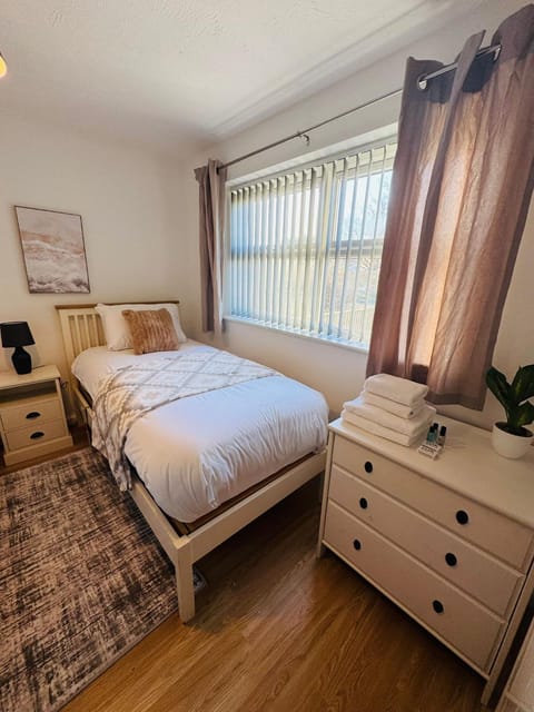 Newly renovated Lindeburgh Retreat, 2BR Apartment Apartment in Newport