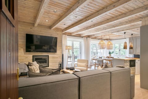 TV and multimedia, Living room, Seating area, Dining area