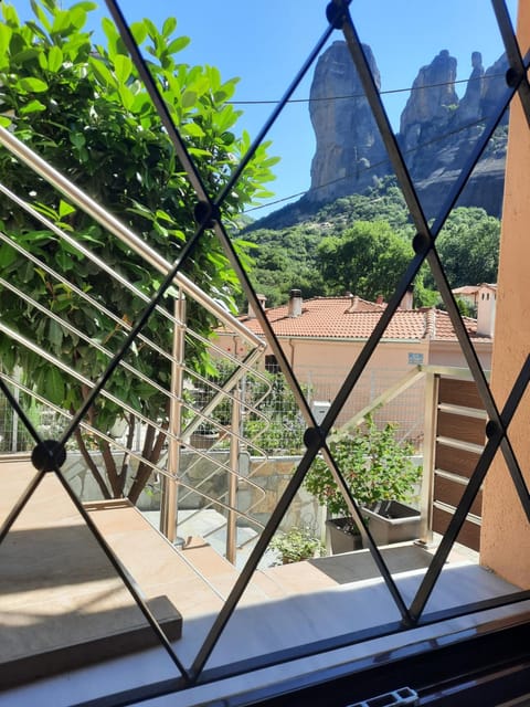 The house under the rocks of Meteora 2 Apartment in Kalabaka