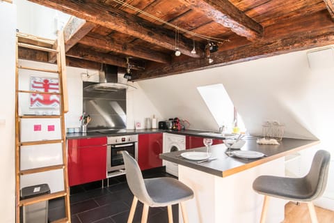 Kitchen or kitchenette, Dining area