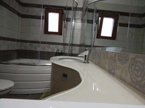 Hot Tub, Bathroom