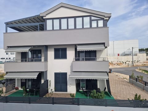 Property building, Balcony/Terrace