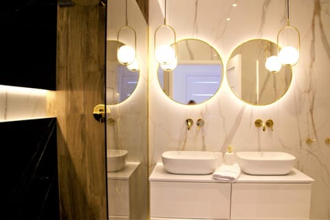 Shower, Bathroom, acessibility