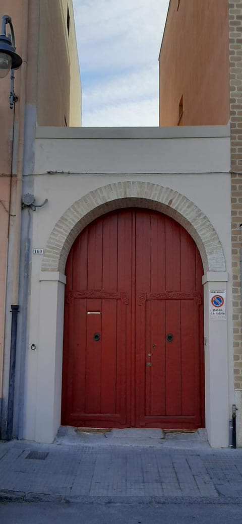 Property building, Facade/entrance, Decorative detail, acessibility