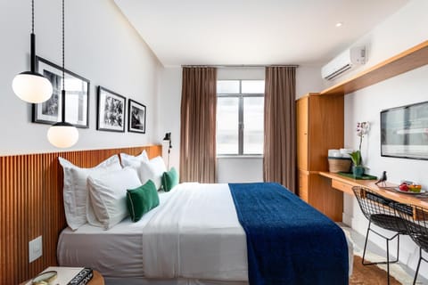 Bed, TV and multimedia, Living room, Photo of the whole room, Bedroom, air conditioner