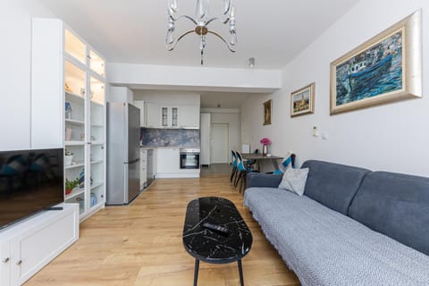 TV and multimedia, Kitchen or kitchenette, Living room, Seating area, Dining area