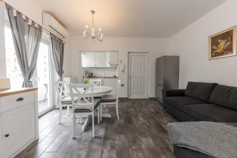 Kitchen or kitchenette, Living room, Seating area, Dining area