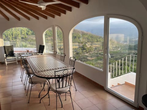 Patio, Natural landscape, BBQ facilities, Seating area, Mountain view, Breakfast, Dinner
