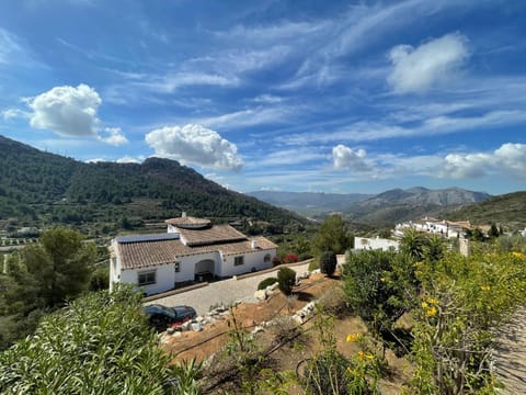 Property building, Neighbourhood, Natural landscape, Mountain view, Parking