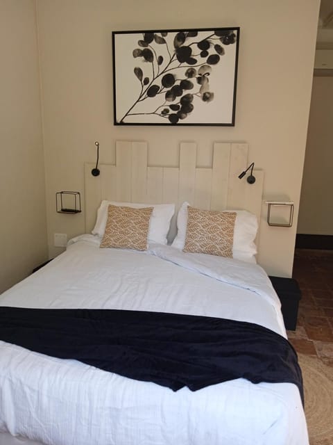 Bed, TV and multimedia, Dining area, minibar, air conditioner