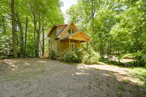 Cozy Whittier Cabin and Yard and Hot Tub, Pets Welcome Cabin in Qualla