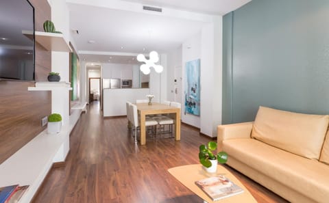TV and multimedia, Kitchen or kitchenette, Living room, Seating area, Dining area