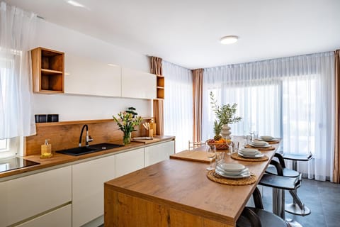 Kitchen or kitchenette, Dining area