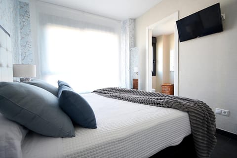 Bed, TV and multimedia, Photo of the whole room, Bedroom