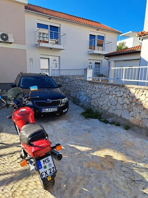 Property building, Facade/entrance, Parking