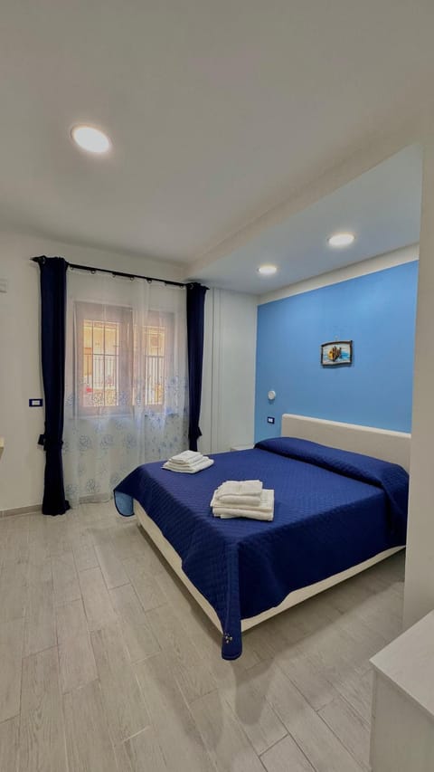 Bed, Photo of the whole room, Bedroom, minibar, towels, air conditioner
