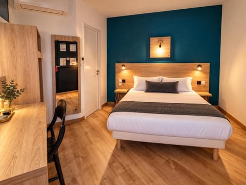 Toilet, Bed, People, Bathroom, Bedroom, storage, wardrobe