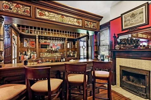 Lounge or bar, Food and drinks