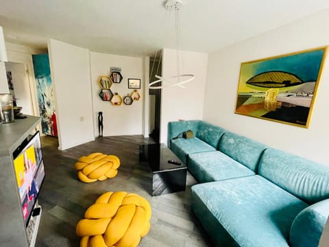 Communal lounge/ TV room, TV and multimedia, Living room, Seating area, Evening entertainment