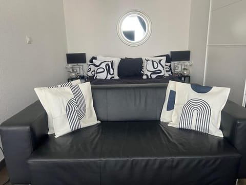 Executive Suite Top Location & Fast Free Wi-Fi & AC & Parking Apartment in Zurich City