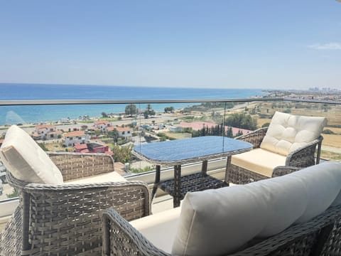 Natural landscape, View (from property/room), Balcony/Terrace, Seating area, Sea view