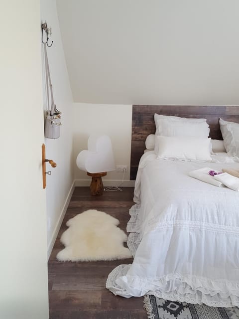 Bed, Decorative detail, Bedroom