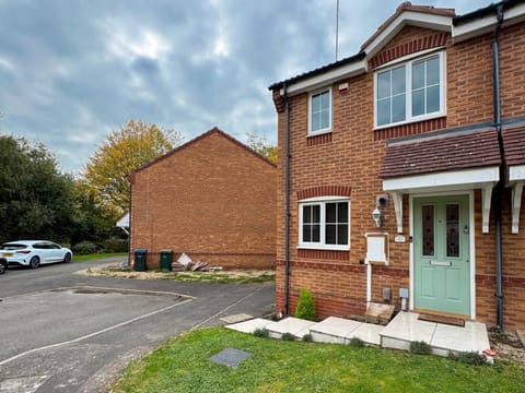 Property building, Neighbourhood, Street view, Location, Parking