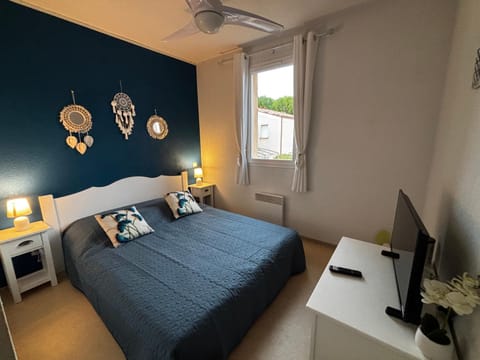 Bed, TV and multimedia, Photo of the whole room