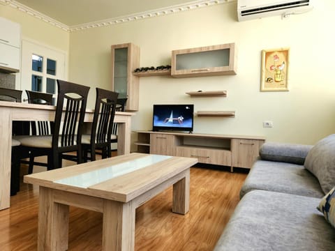 TV and multimedia, Living room, Dining area, air conditioner