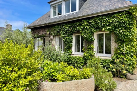 Property building, Patio, Facade/entrance, Garden