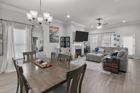 Communal lounge/ TV room, TV and multimedia, Living room, Seating area, Dining area, Evening entertainment