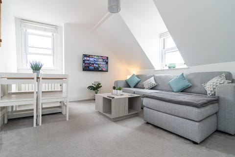 TV and multimedia, Living room, Photo of the whole room, Decorative detail, Dining area, locker