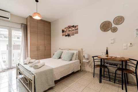 Bed, Photo of the whole room, Dining area, Bedroom