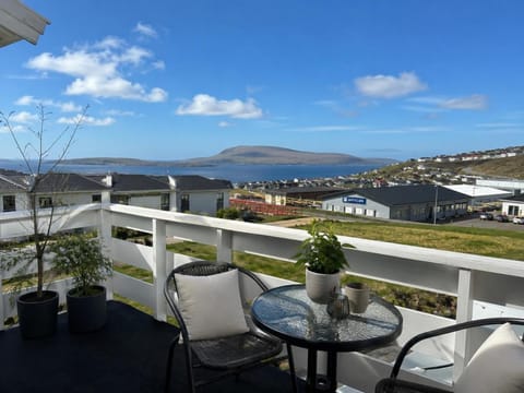 View (from property/room), Balcony/Terrace, Dining area, Mountain view, River view, Sea view