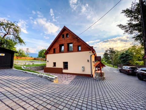 Property building, Day, Neighbourhood, Natural landscape, Street view, Parking