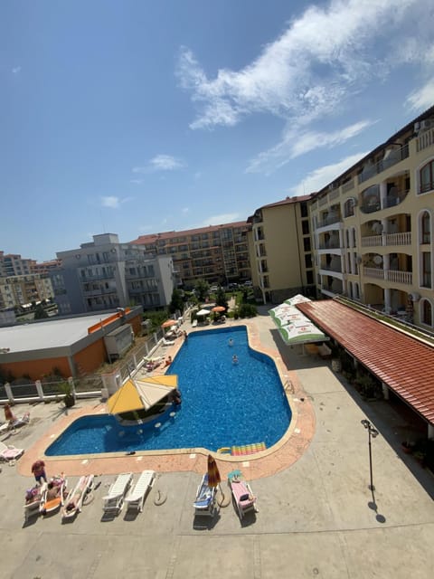 Pool view, Swimming pool, sunbed