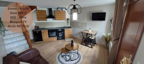 Kitchen or kitchenette, Living room, Seating area, Dining area, kitchen