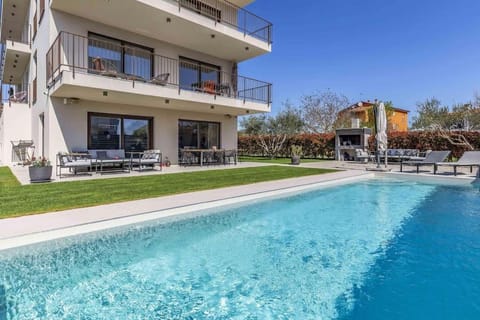 Property building, Patio, Day, Swimming pool, sunbed