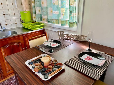 Kitchen or kitchenette, Dining area