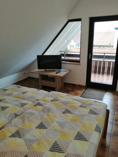 Bed, TV and multimedia, Balcony/Terrace, Bedroom