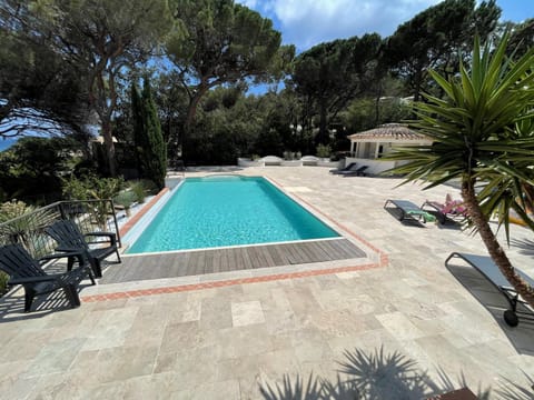 Magnifique Villa à 100 m plage climatisation Vue mer exceptionnelle Villa in Sainte-Maxime