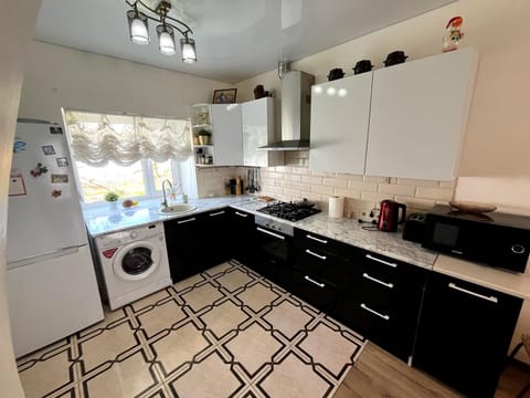 Coffee/tea facilities, dishwasher, oven, pet friendly, stove, toaster, washing machine, dryer