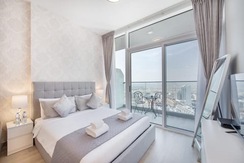 Bed, TV and multimedia, View (from property/room), Balcony/Terrace, Photo of the whole room, Bedroom, City view