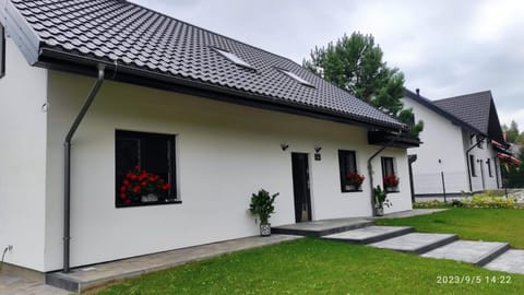 Domek ZOZO nad jeziorem w Okuniowcu House in Lithuania