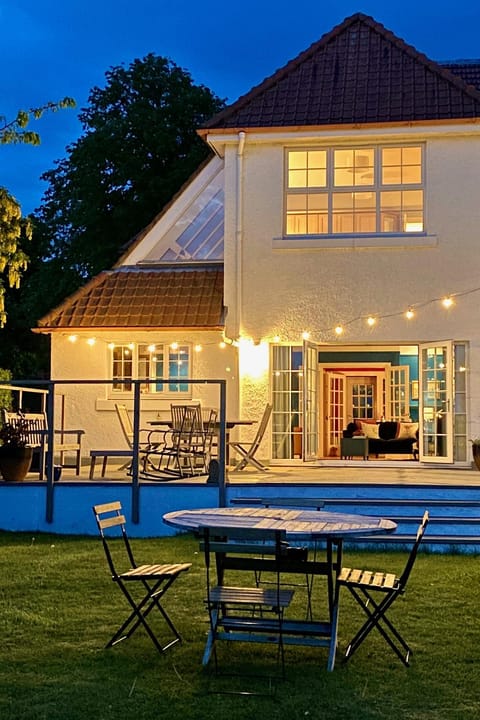 Property building, Patio, Garden, Balcony/Terrace