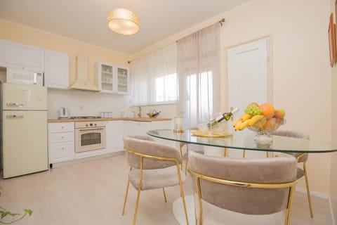 Kitchen or kitchenette, Dining area