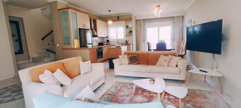 TV and multimedia, Kitchen or kitchenette, Living room, Dining area