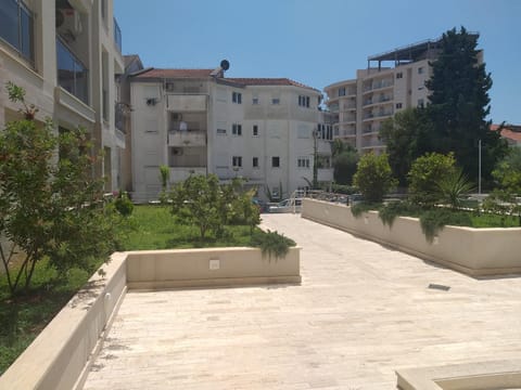Neighbourhood, Inner courtyard view
