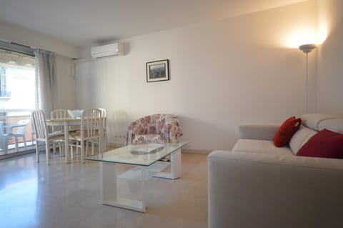 Restaurant/places to eat, Seating area
