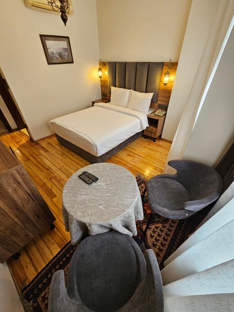 Bed, Seating area, air conditioner